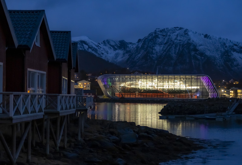 Signalbygg i glass og stål innkapsler Hurtigruteskipet. Foto