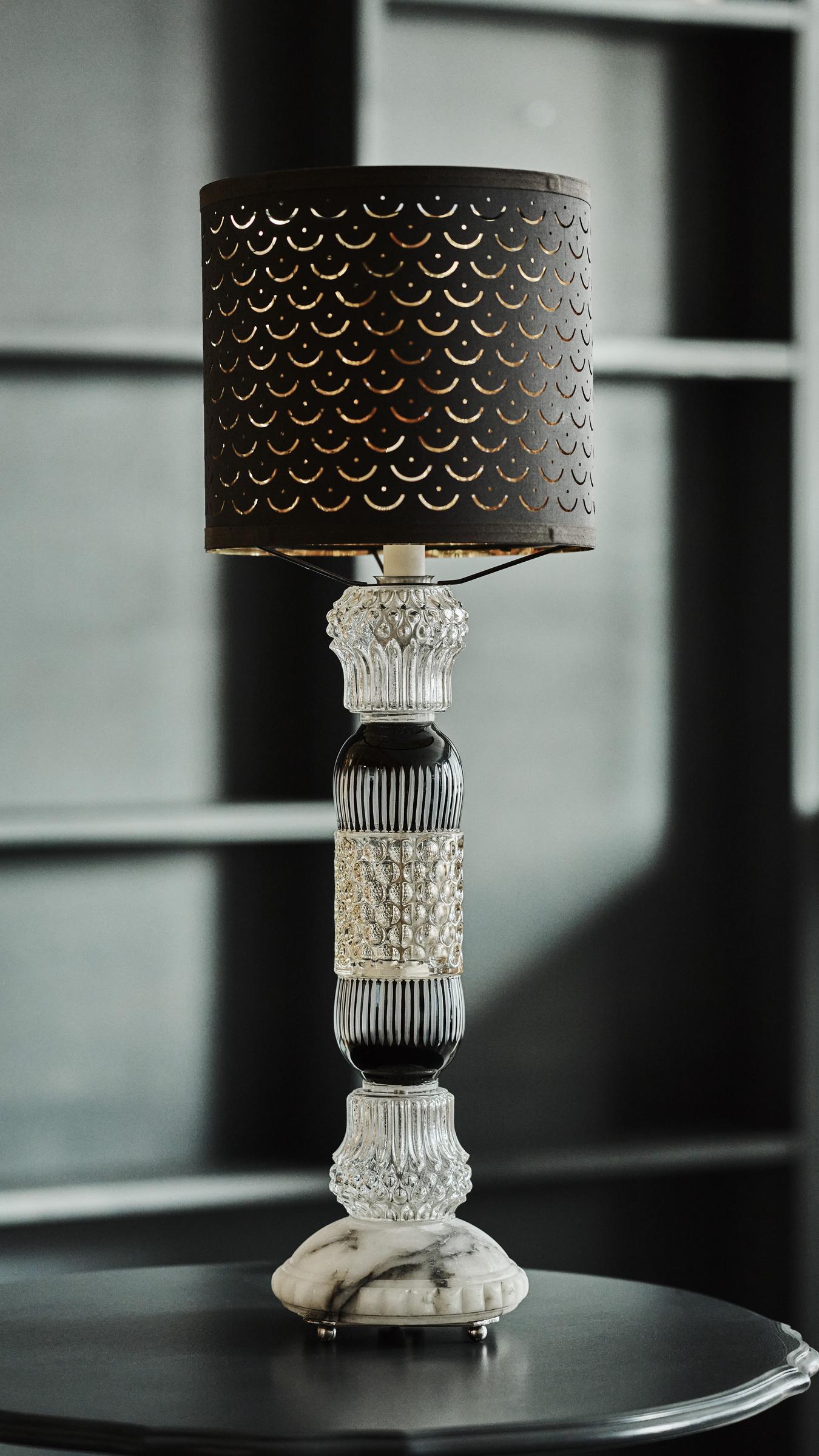 Lampe laget av gjenbruksmaterialer. Lampefot av gamle krukker og vaser. Foto