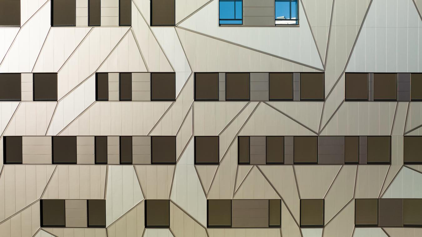 Fasade i aluminium med krystallinske mønster. Foto
