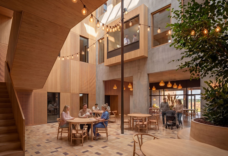 innvendig barselhotell med mor, far og barn