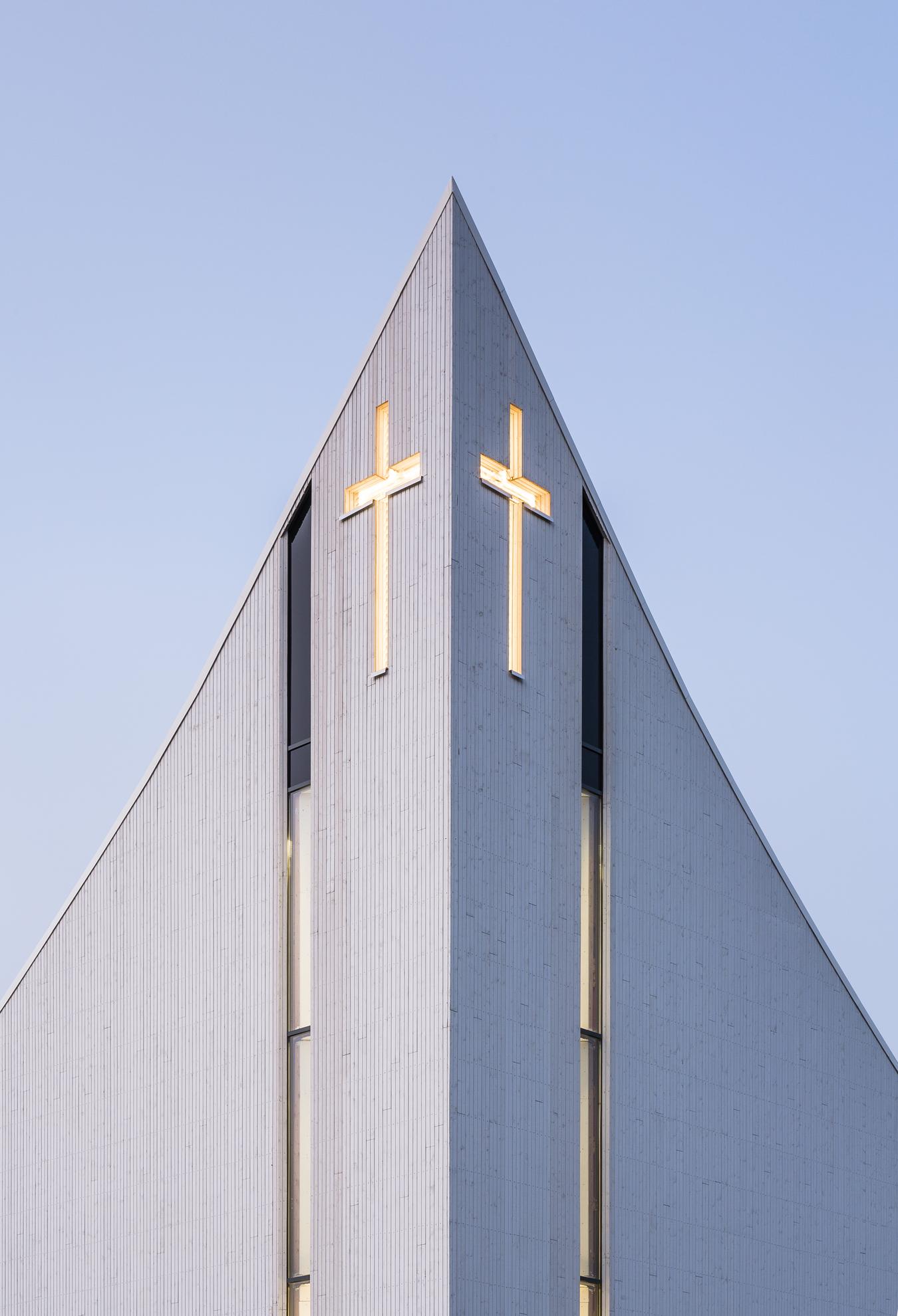 Moderne kirketårn. Foto