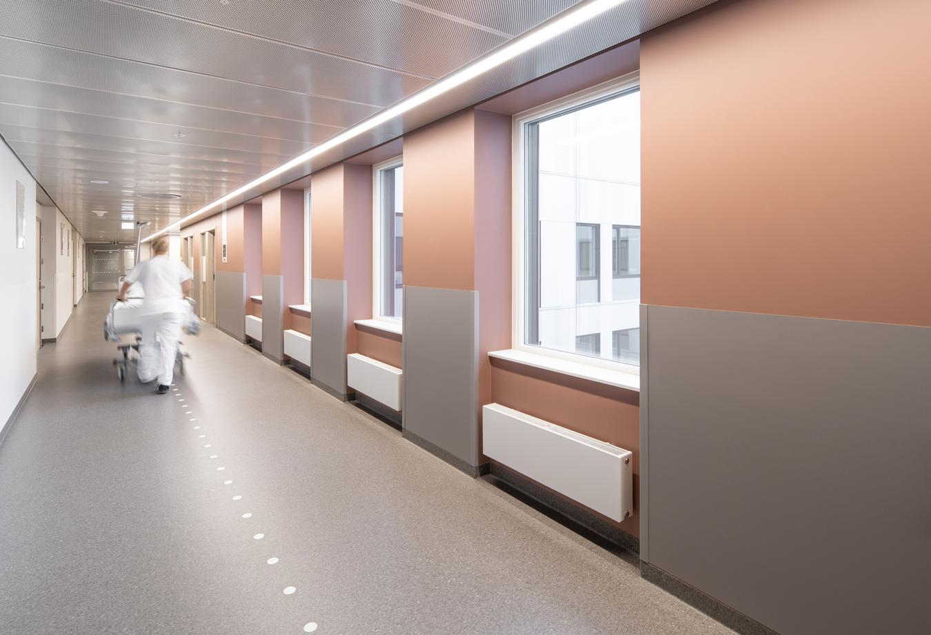 Sykepleier gående i korridor. Foto