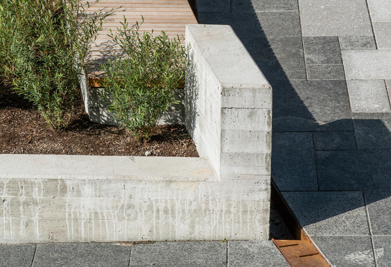 Materialdetaljer. Betong, cortenstål, steinheller og beplantning. Foto