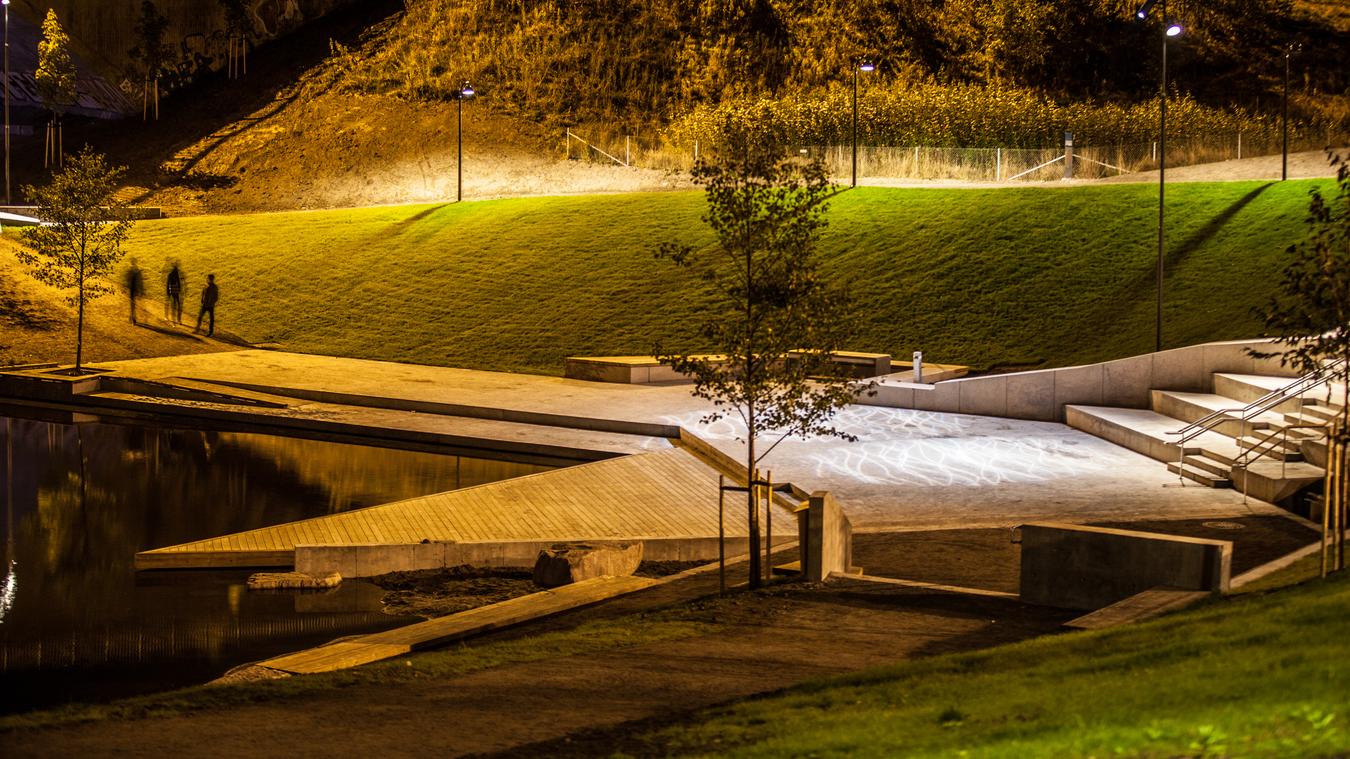 Grorudparken, kreativt belysningskoncept på kvällstid. Foto