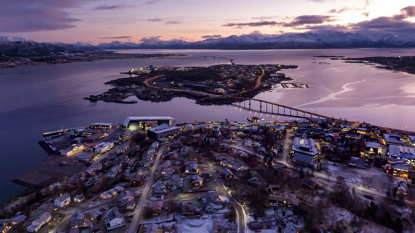 Oversikt over Stokmarknes, med Hurtigrutemuseet ved vannkanten. Foto