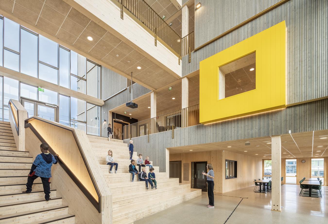 The school's "heart" with amphi stairs. Photo