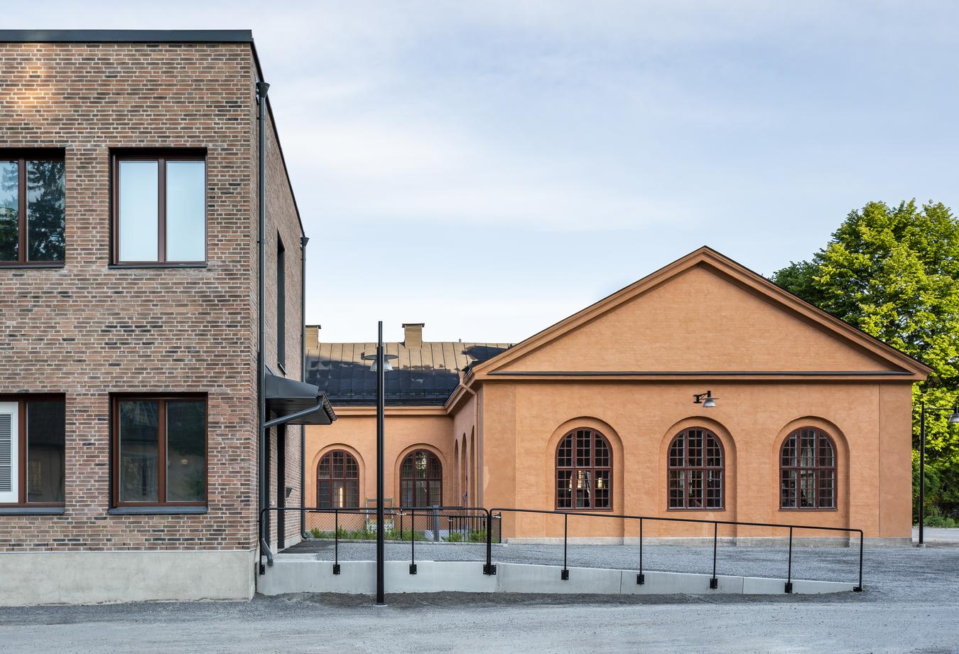 Architectural interaction between new and old façades. Photo