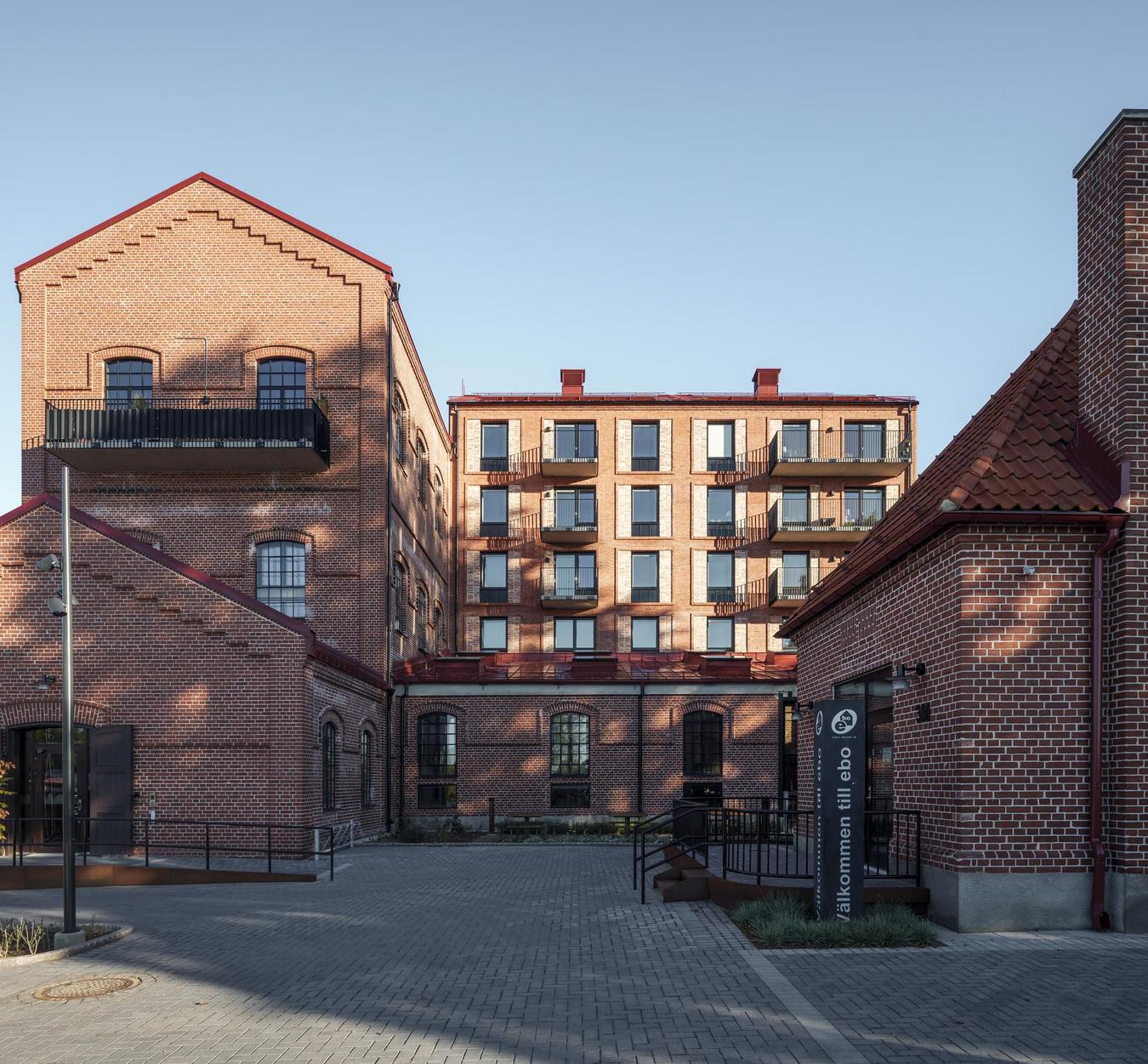 Spritfabrikken - fasadebilde med murstein og skyggelagt.