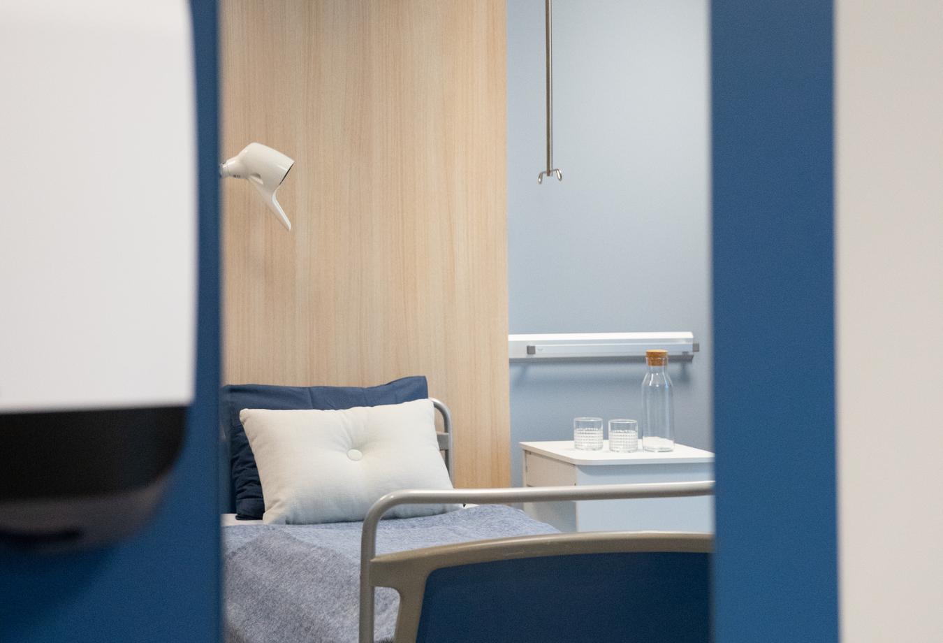 Patientværelse blå nuancer. Foto