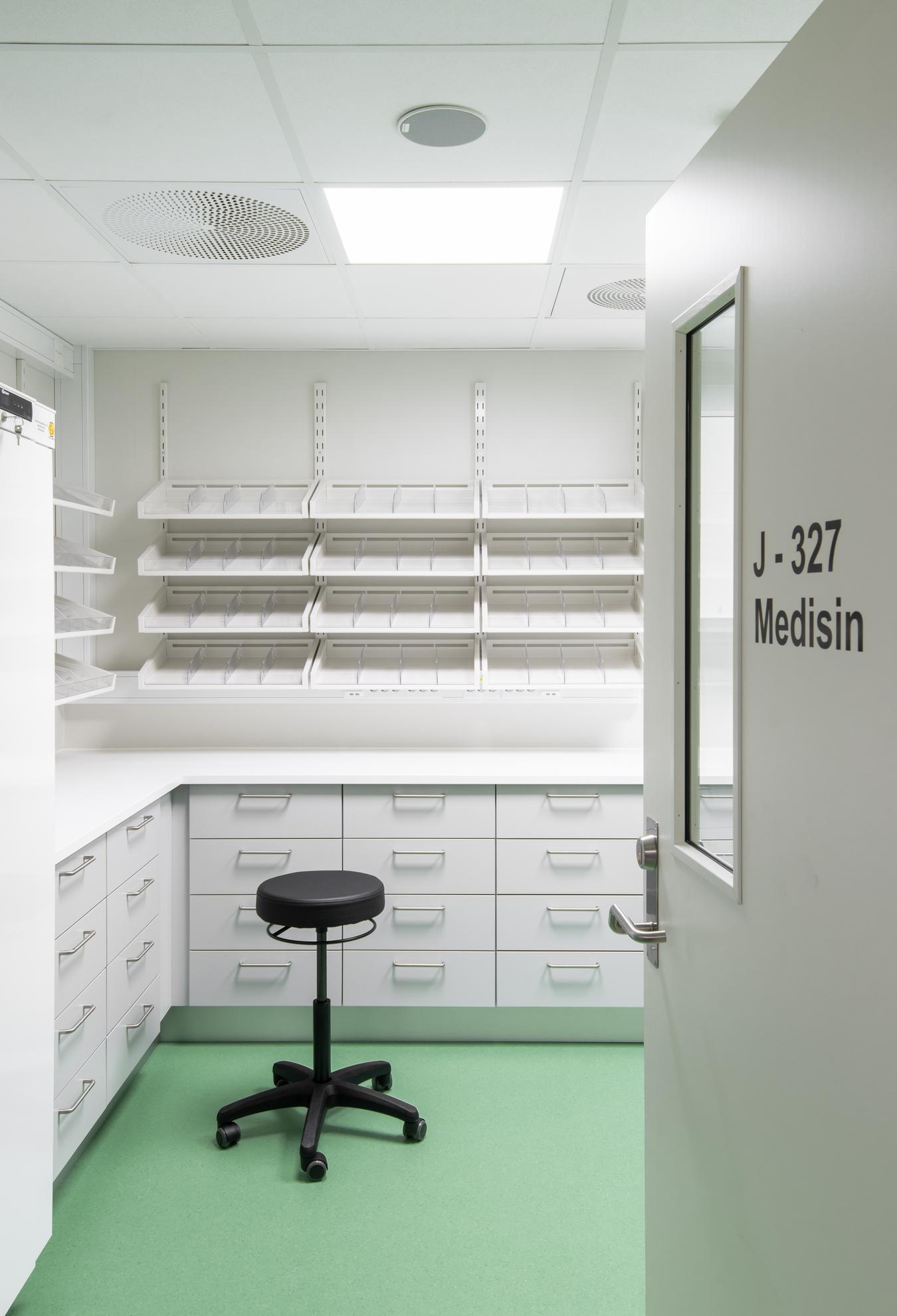 Medicinrum med grønt gulv. Foto