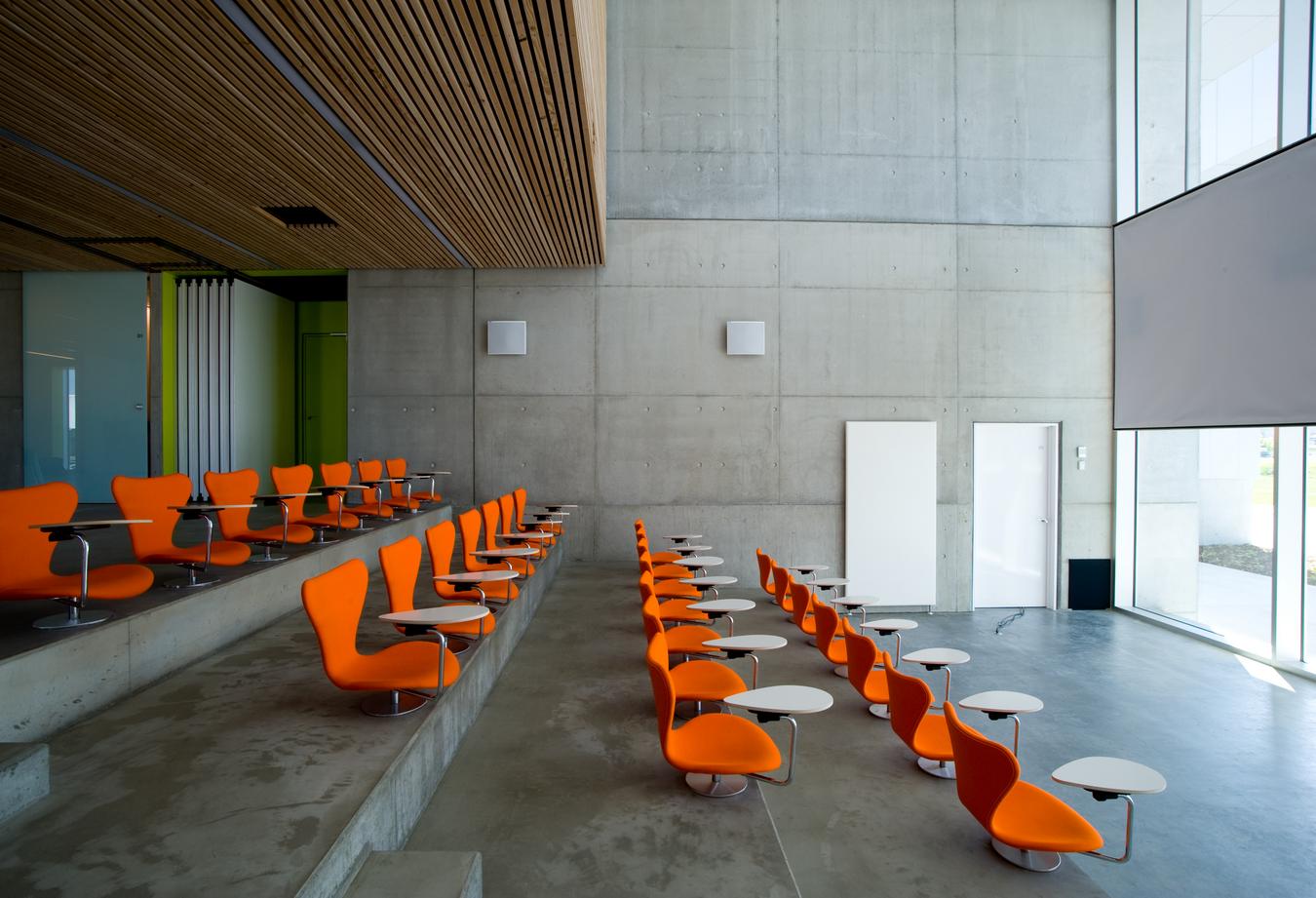 Amphi with orange chairs. Photo