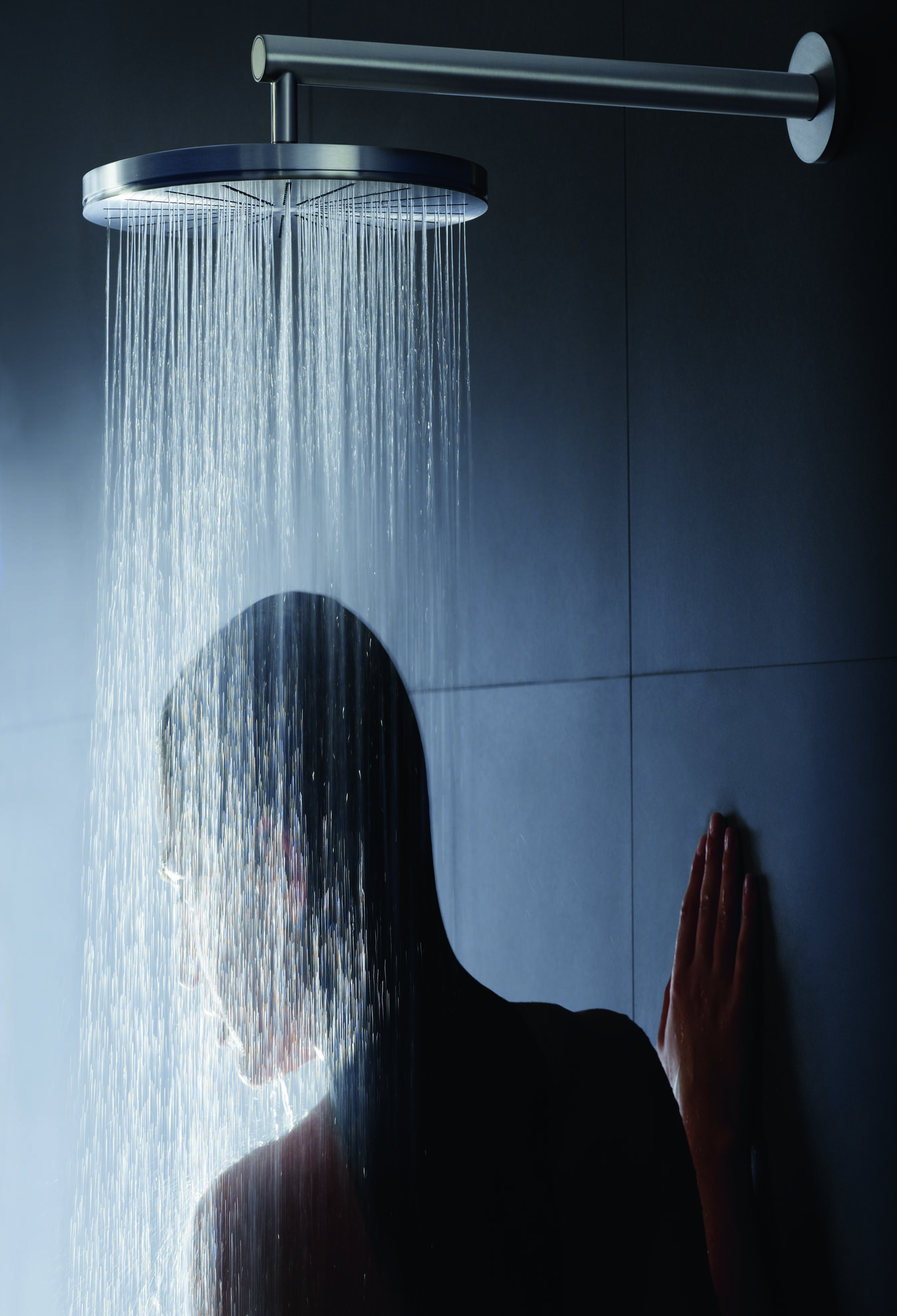 Person der tager et brusebad. Foto